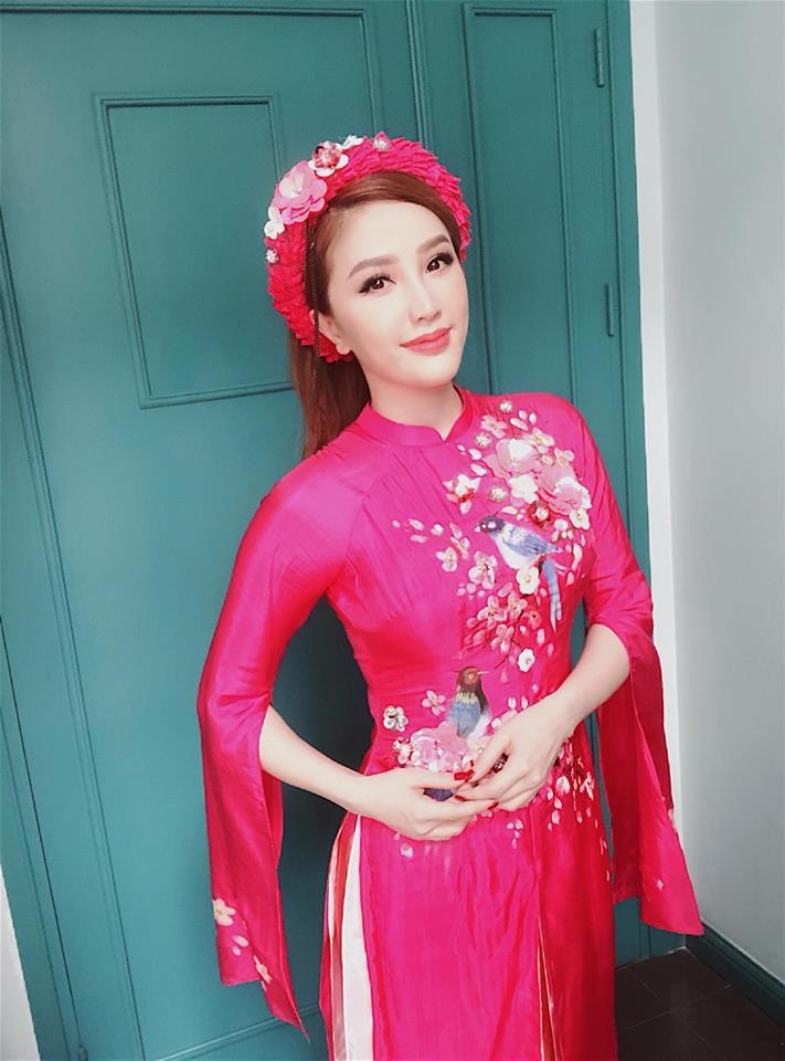 nam thanh nu tu lang giai tri ron rang khoe anh ao dai don xuan ky hoi
