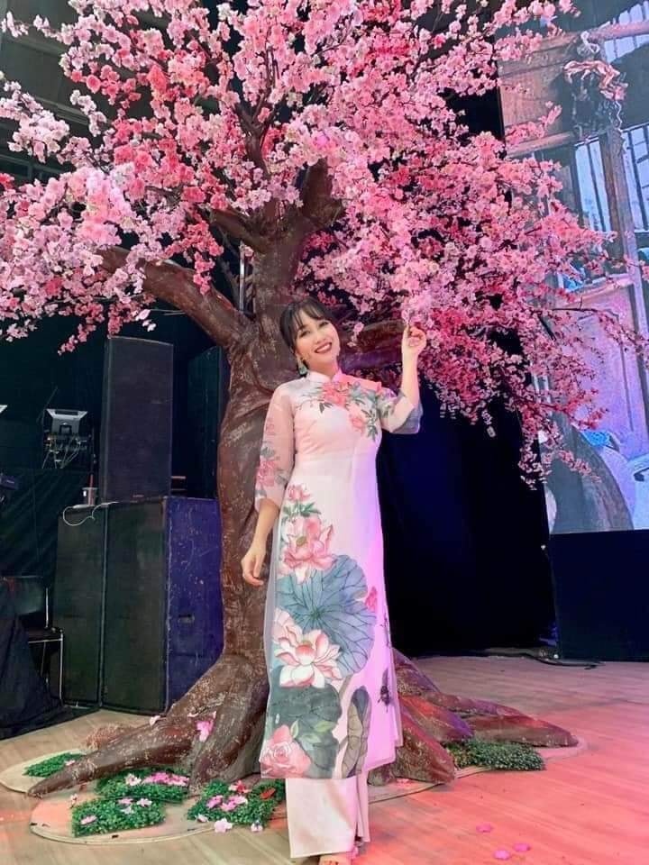 nam thanh nu tu lang giai tri ron rang khoe anh ao dai don xuan ky hoi