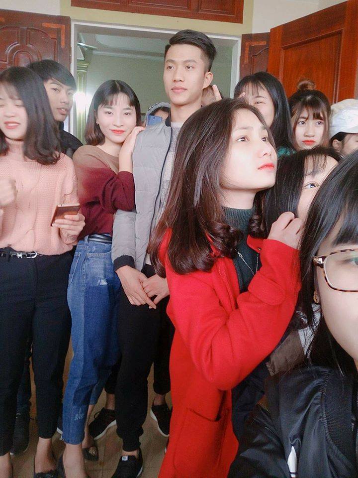 co gai loi dung luc dong nguoi hon tien ve van duc khien nhieu fangirl khac ghen ti