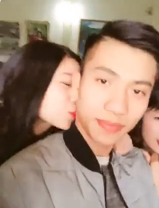 co gai loi dung luc dong nguoi hon tien ve van duc khien nhieu fangirl khac ghen ti