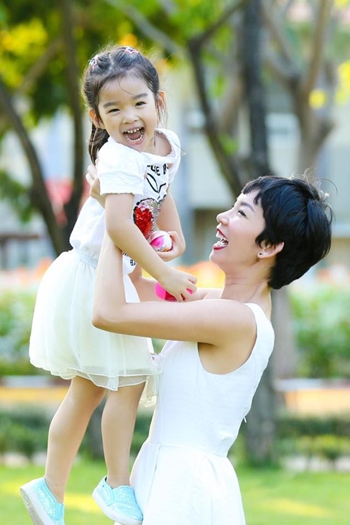xuan lan toi bi am anh boi tam su day dut cua me be nhat linh