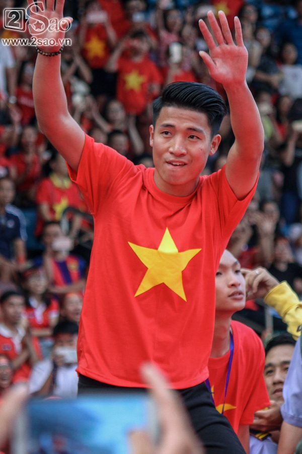 sieu dang yeu cong phuong boc me duy pinky di giao luu van mang theo son moi