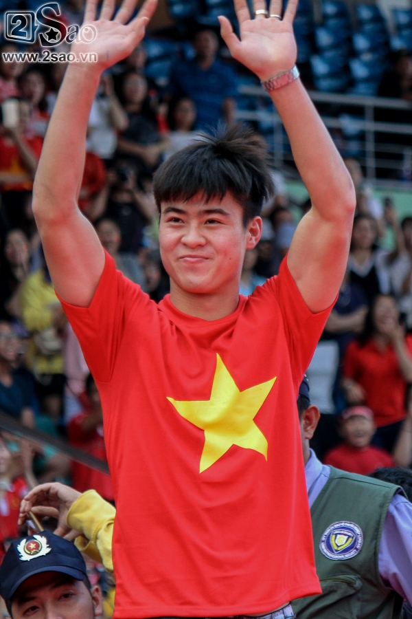 sieu dang yeu cong phuong boc me duy pinky di giao luu van mang theo son moi