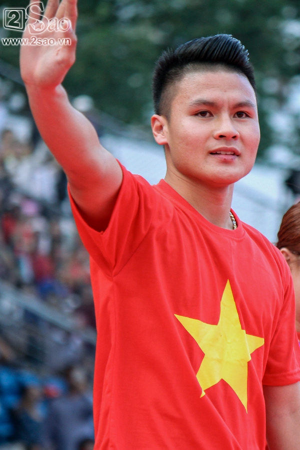 sieu dang yeu cong phuong boc me duy pinky di giao luu van mang theo son moi