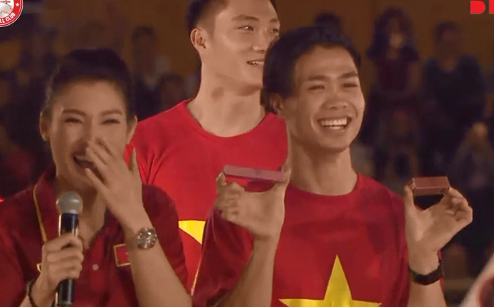 sieu dang yeu cong phuong boc me duy pinky di giao luu van mang theo son moi