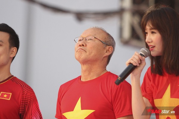 day la bai hat khien hlv doi tuyen u23 park hang seo roi nuoc mat tren san thong nhat