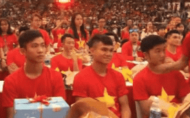 xuan truong tai xanh mat khi bat ngo bi fan nam san so den doi chup anh chung