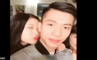 xuan truong tai xanh mat khi bat ngo bi fan nam san so den doi chup anh chung