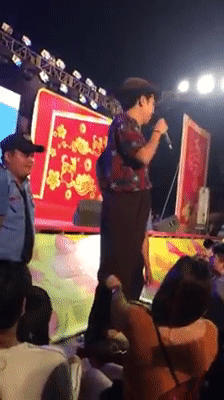 cung bi keo quan khi dang dien truong giang dap tra khien fan nu xau ho