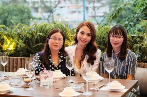 dam thu trang dua ban trai cuong do la ve ra mat gia dinh dip dau nam moi
