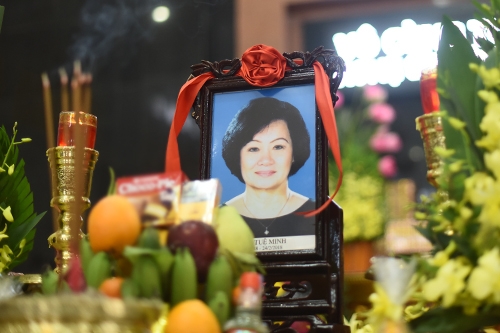 chieu xuan om con gai nsnd tue minh trong tang le
