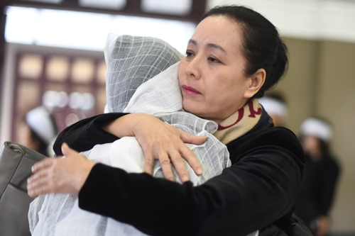 chieu xuan om con gai nsnd tue minh trong tang le