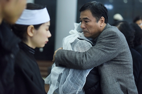 chieu xuan om con gai nsnd tue minh trong tang le