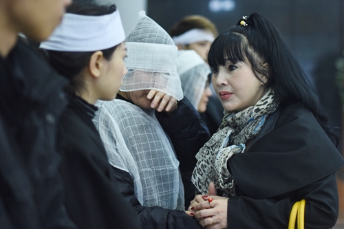 chieu xuan om con gai nsnd tue minh trong tang le