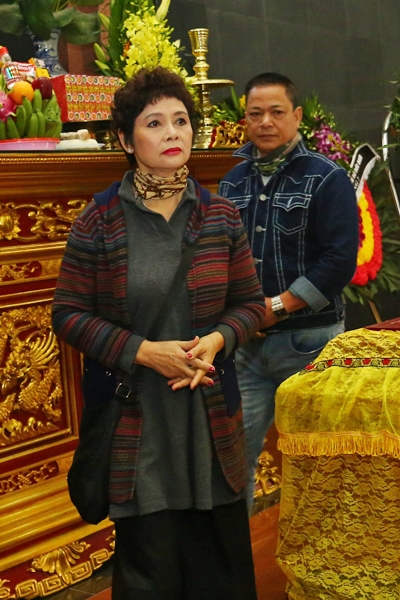 chieu xuan om con gai nsnd tue minh trong tang le
