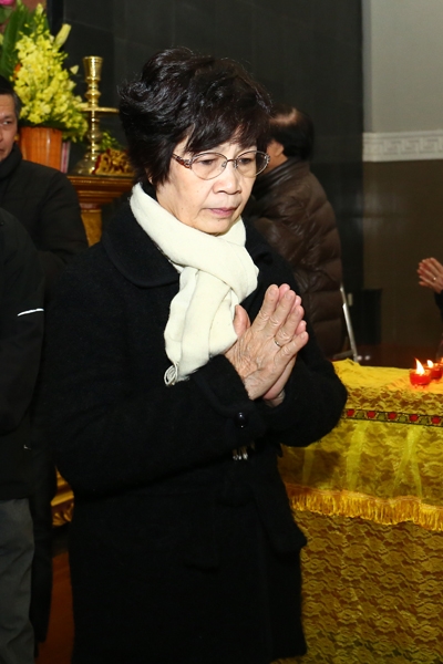 chieu xuan om con gai nsnd tue minh trong tang le