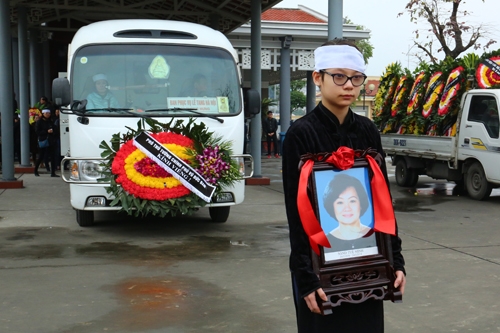 chieu xuan om con gai nsnd tue minh trong tang le
