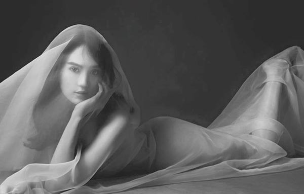 ho ngay cang bao nu hoang noi y ngoc trinh dang co niu giu hao quang