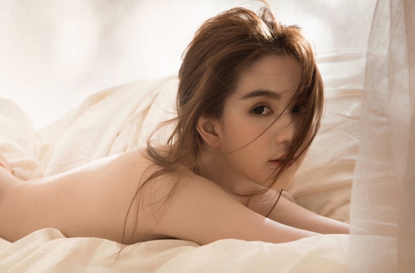 ho ngay cang bao nu hoang noi y ngoc trinh dang co niu giu hao quang
