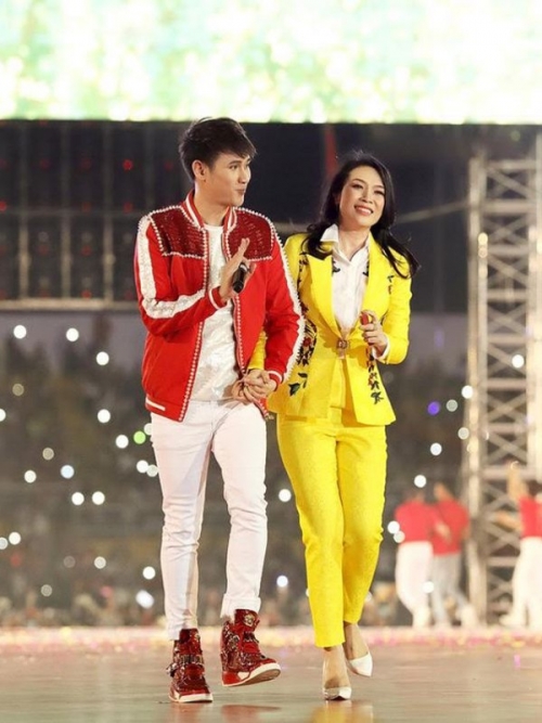qua khu song chung cu cua my tam cu buoc len cau thang la thay so ma