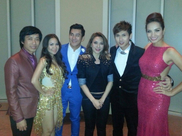 qua khu song chung cu cua my tam cu buoc len cau thang la thay so ma