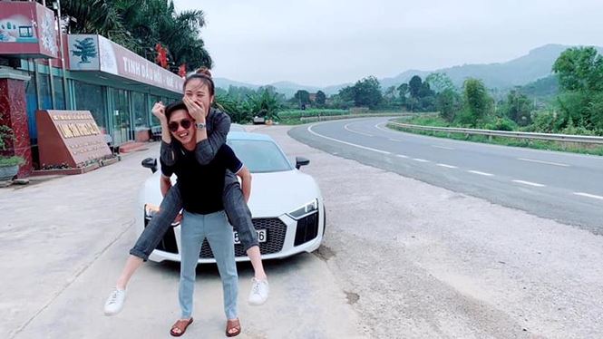 dam thu trang tung anh om cuong do la khien fan tan chay