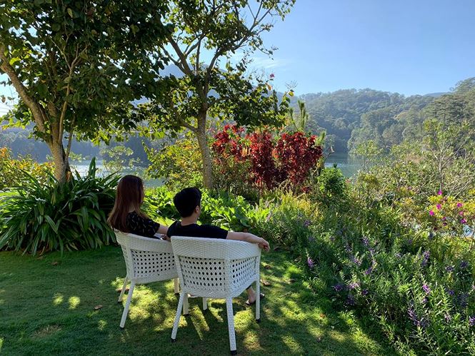 dam thu trang tung anh om cuong do la khien fan tan chay