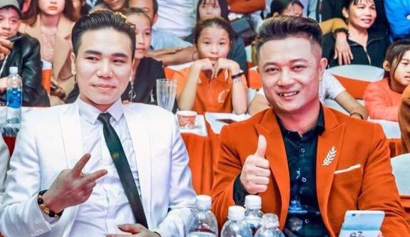 ca si chau viet cuong om vo khoc tai don cong an