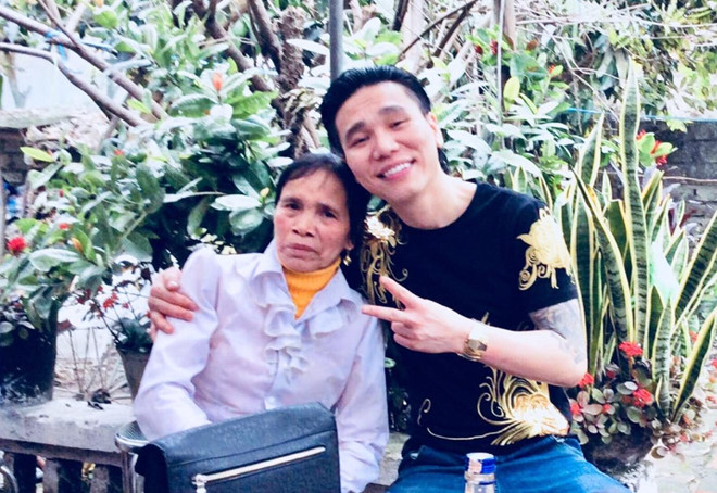 ca si chau viet cuong om vo khoc tai don cong an
