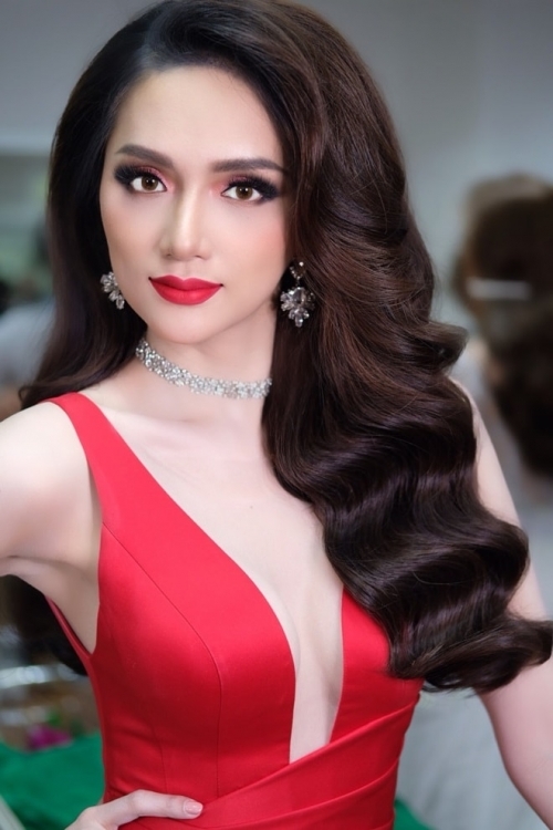 dan phu thuy dac luc giup huong giang de dang gianh giai hoa hau chuyen gioi quoc te