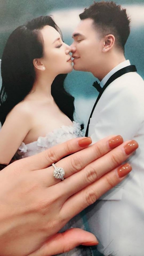 khac viet tang nhan kim cuong cho ban gai truoc ngay trong dai