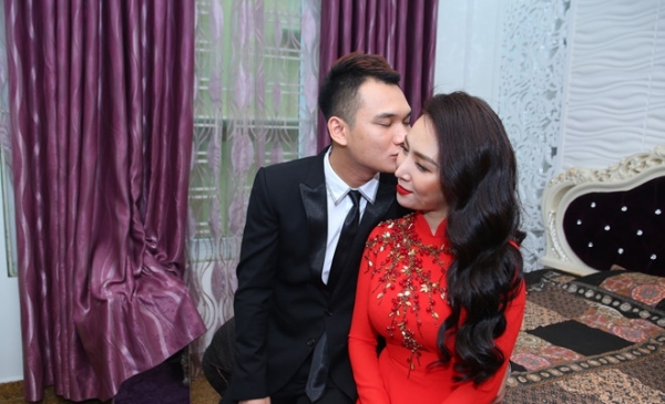 khac viet tang nhan kim cuong cho ban gai truoc ngay trong dai