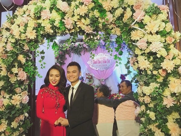 khac viet tang nhan kim cuong cho ban gai truoc ngay trong dai