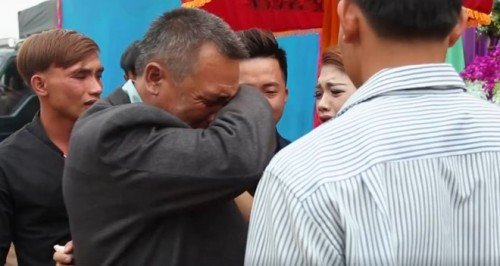 video bo don than khoc nghen tien con ga i ve nha cho ng