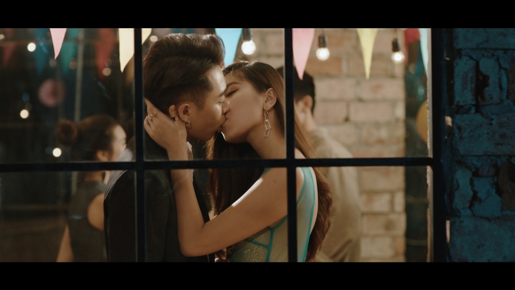 dong anh quynh noi gi ve hoang ku sau canh hon trong mv toi nay mot minh