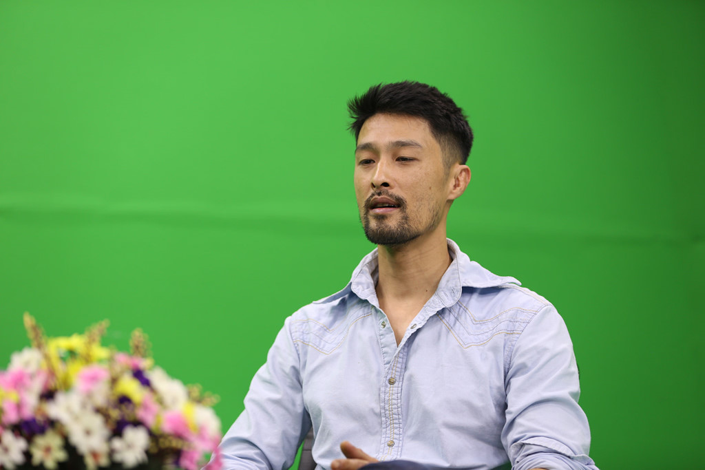 johnny tri nguyen ve lang tu mot thoi xuong doc o tuoi 44