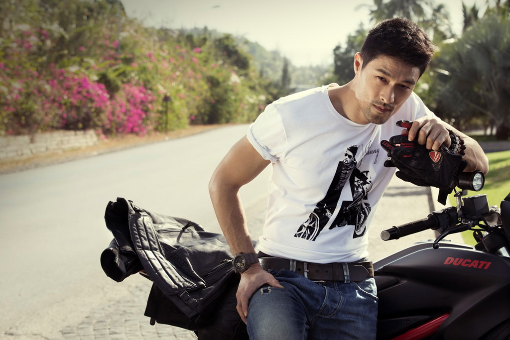 johnny tri nguyen ve lang tu mot thoi xuong doc o tuoi 44