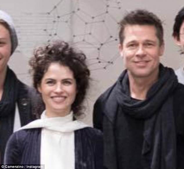thong tin ve ban gai moi cua brad pitt nu giao su thien tai tai dai hoc hang dau nuoc my
