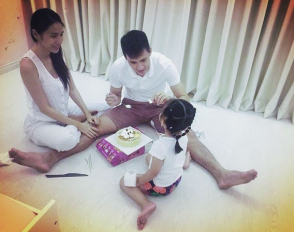 thuy tien tiet lo banh gao rat thich khoe voi moi nguoi la con cua bo vinh me tien