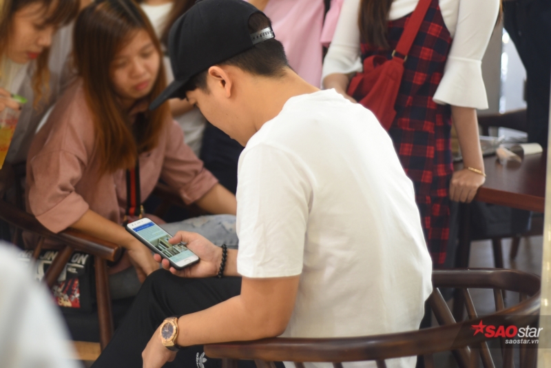 truong giang that than ngoi xem clip nam em den nha tang hoa nhan dip sinh nhat
