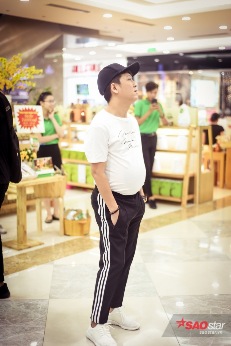 truong giang that than ngoi xem clip nam em den nha tang hoa nhan dip sinh nhat