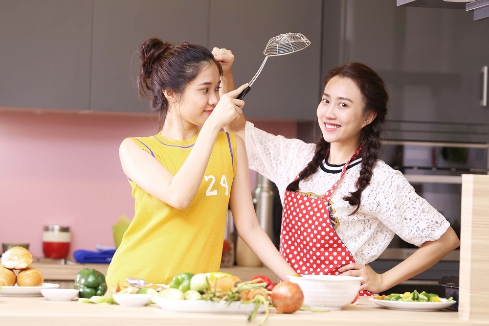 Huỳnh Hồng Loan tiết lộ bí mật đằng sau cảnh tát Hoàng Nguyên trong 'Hạ cuối tình đầu' huynh hong loan tiet lo bi mat dang sau canh tat hoang nguyen trong ha cuoi tinh dau