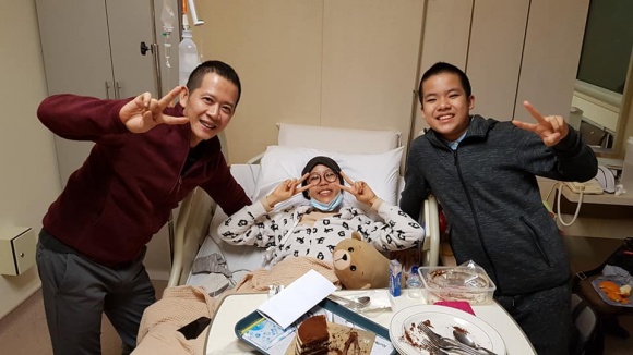 Đạo diễn 'Những ngọn nến trong đêm' chia sẻ tình trạng sức khỏe của con gái sau 7 tháng chiến đấu với bệnh ung thư máu dao dien nhung ngon nen trong dem chia se tinh trang suc khoe cua con gai sau 7 thang chien dau voi benh ung thu mau