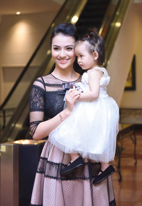 hong que chia se ve cha cua con gai nguoi ta phu me con toi thi co song trong phu quy cung lui tan