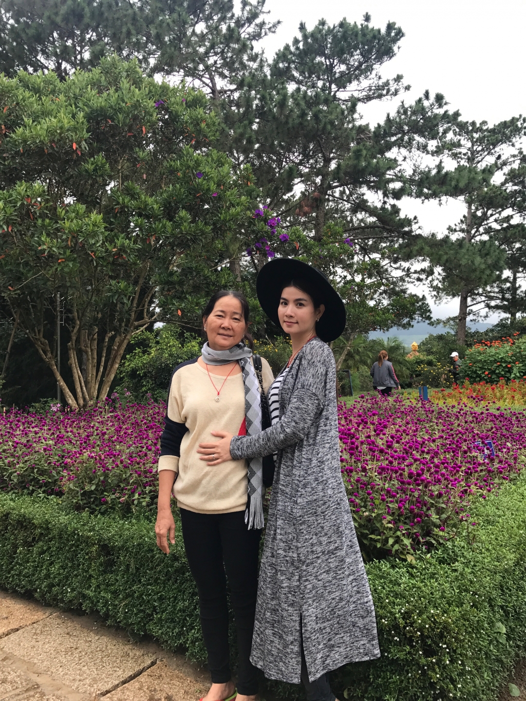 Diễn viên Kha Ly khoe mẹ chồng: 'Tôi năn nỉ lắm, mẹ mới cho rửa chén' dien vien kha ly khoe me chong toi nan ni lam me moi cho rua chen