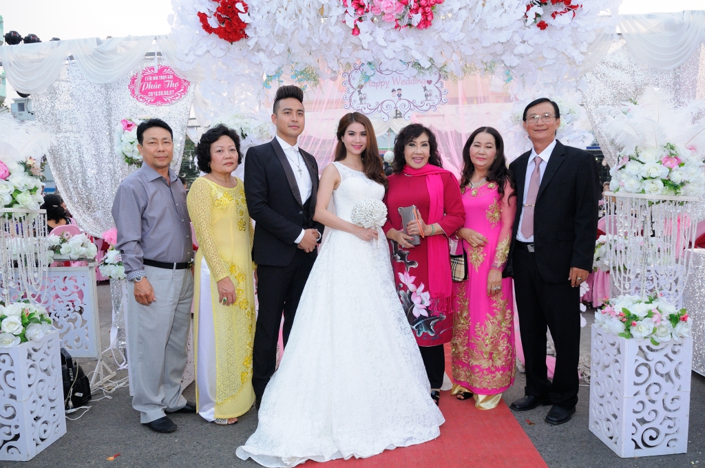 Diễn viên Kha Ly khoe mẹ chồng: 'Tôi năn nỉ lắm, mẹ mới cho rửa chén' dien vien kha ly khoe me chong toi nan ni lam me moi cho rua chen