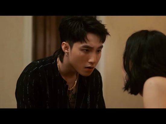 httpvietnamnetvnvngiai trithoi trangcan canh loat hang hieu tien ty cua son tung trong mv chay ngay di 450728html