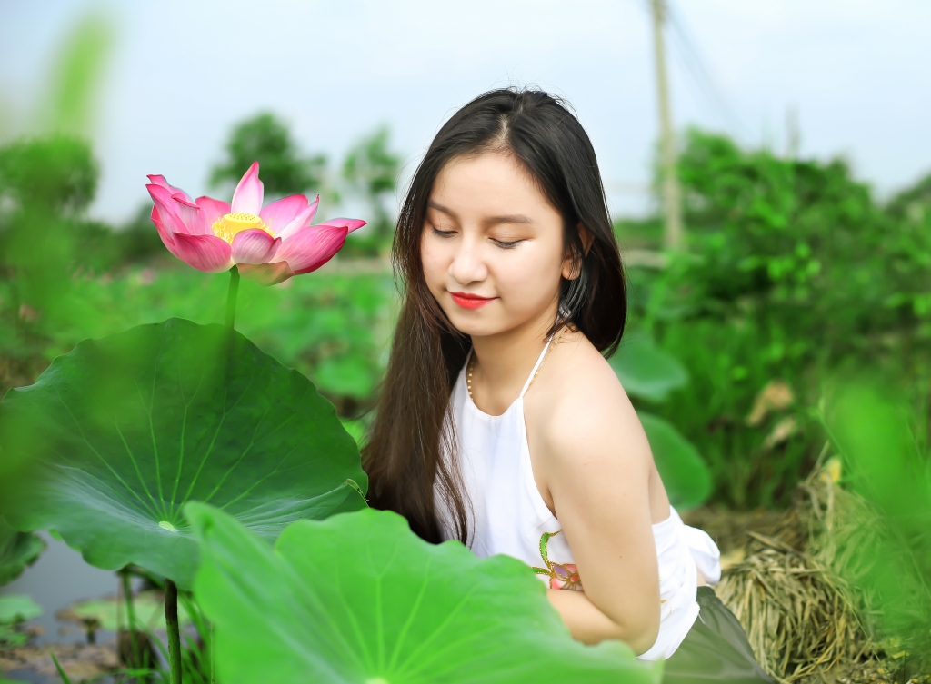 ngam ve dep cuon hut cua nu sinh dong nai duyen dang khoe sac giua mua sen