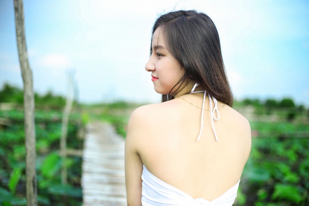ngam ve dep cuon hut cua nu sinh dong nai duyen dang khoe sac giua mua sen