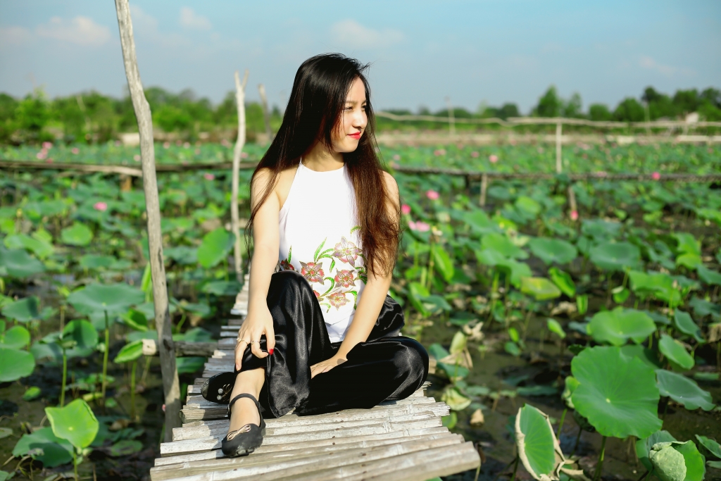 ngam ve dep cuon hut cua nu sinh dong nai duyen dang khoe sac giua mua sen